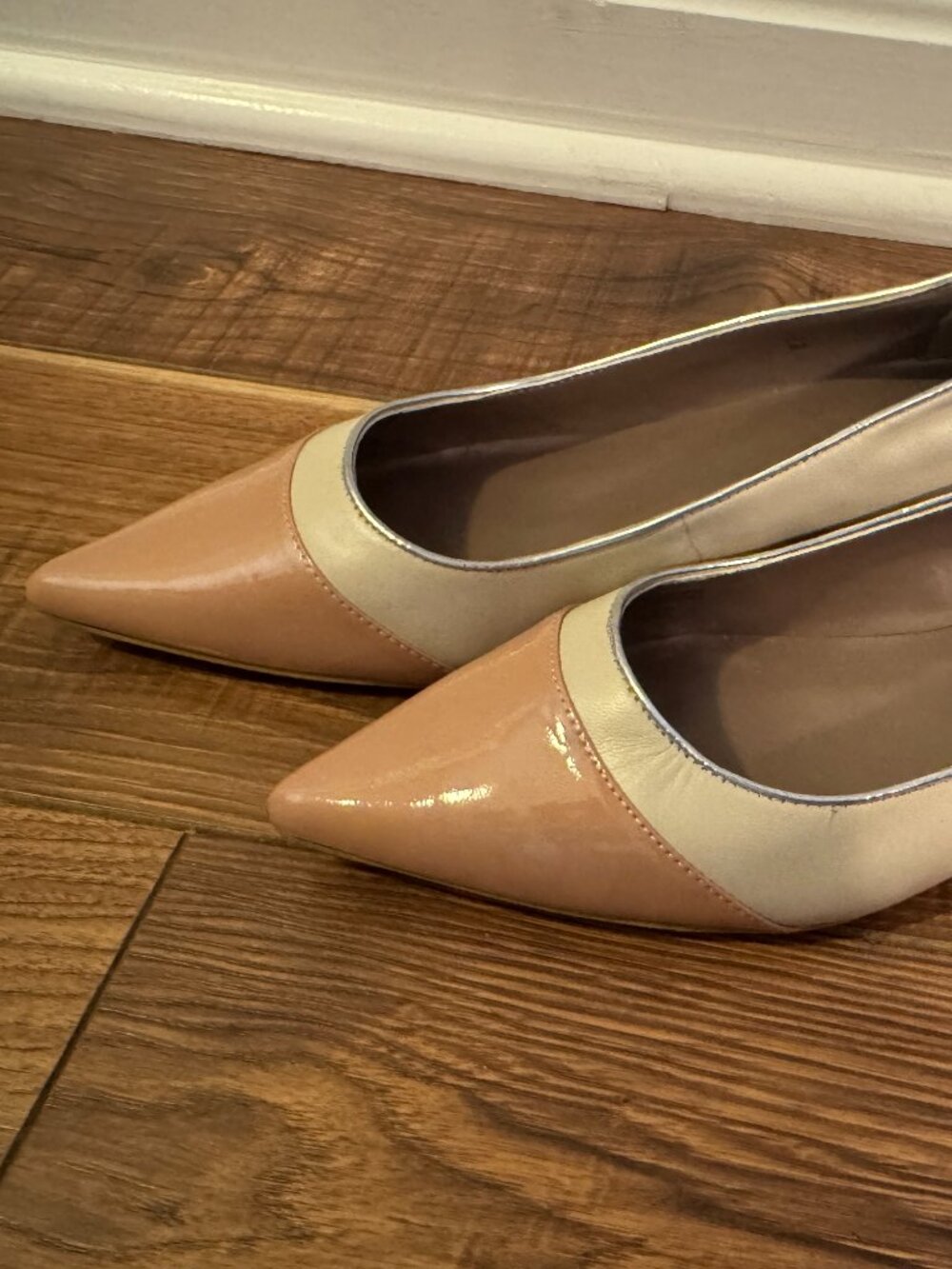 Tahari Cream and Beige Flat (Size 9)